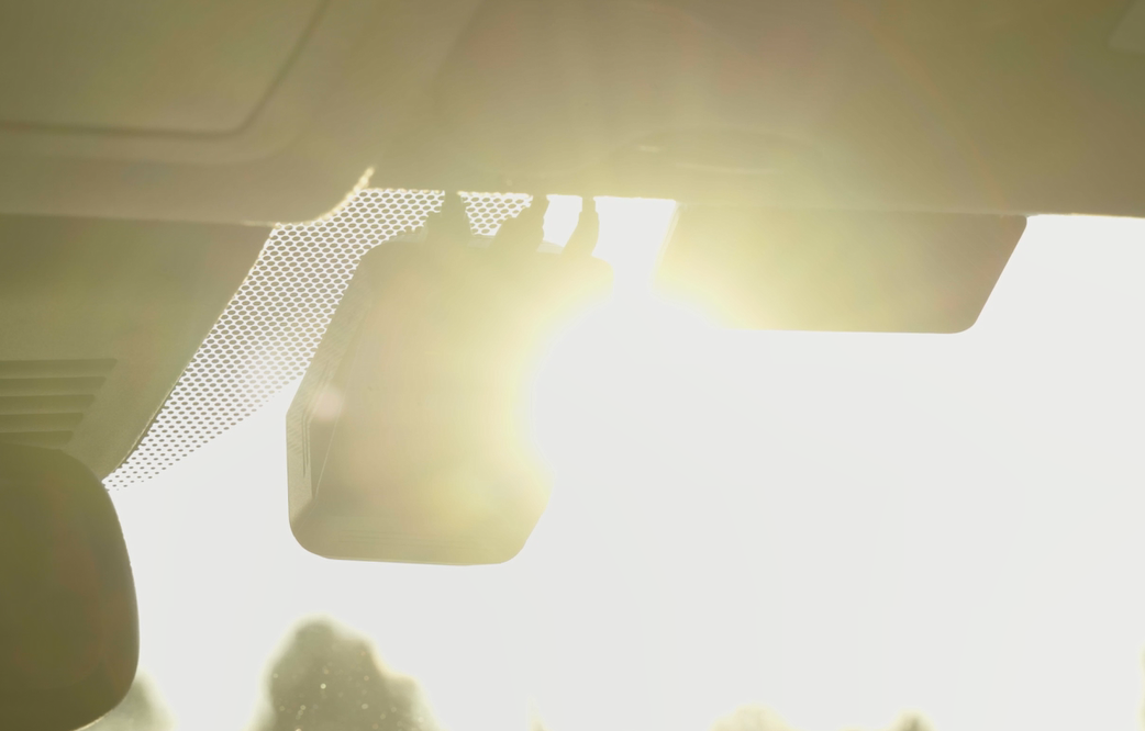  THINKWARE dash cam mounted on windshield illustrating thermal exposure from direct sunlight