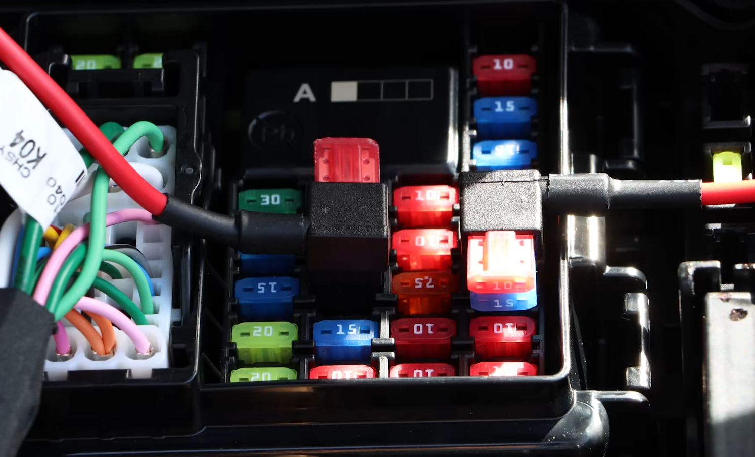 Red ACC wire connected to an ignition-switched fuse and Yellow BATTERY wire connected to a constant-power fuse