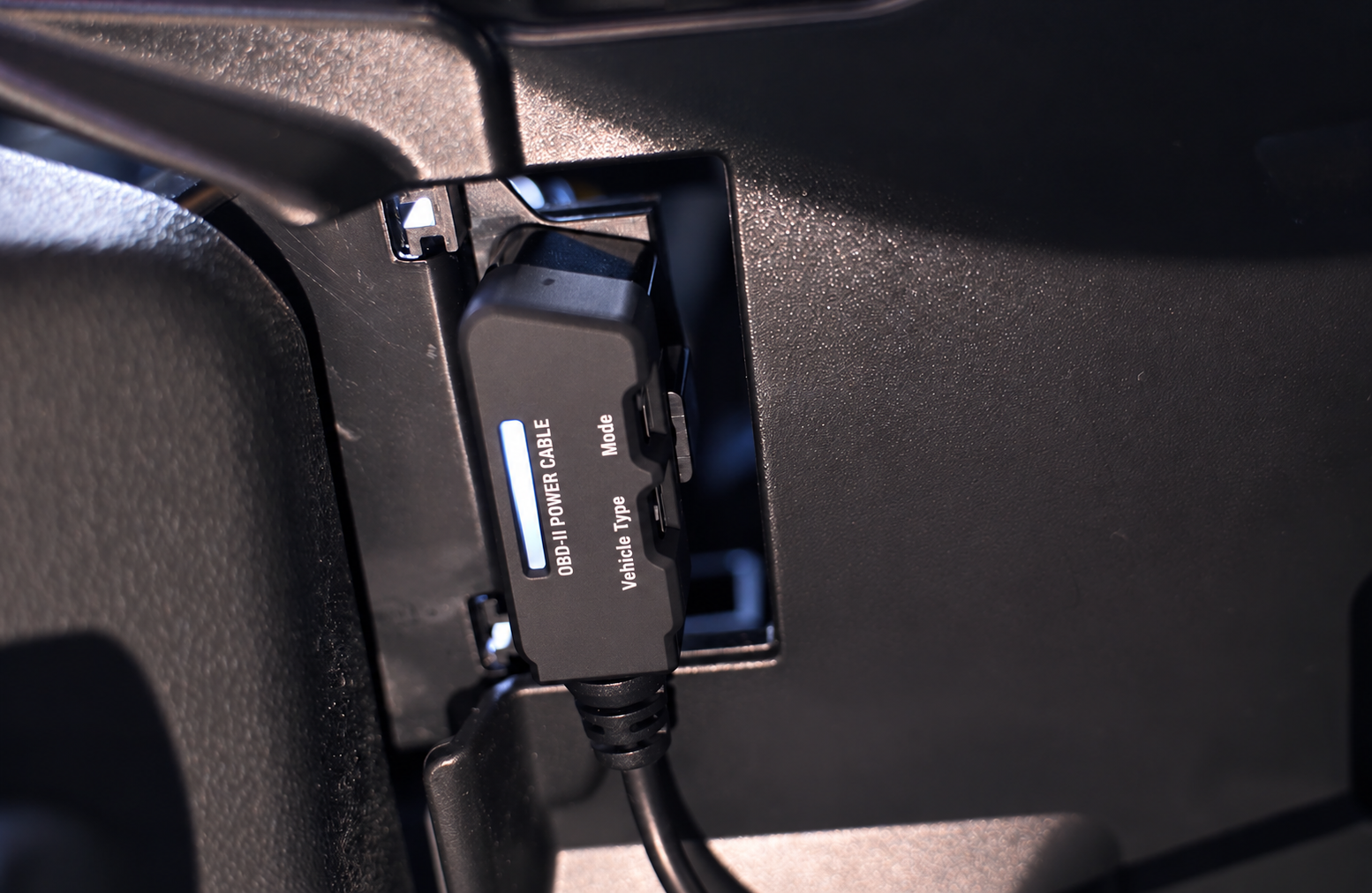 Light-blue connection indicator on the OBD-II Power Cable